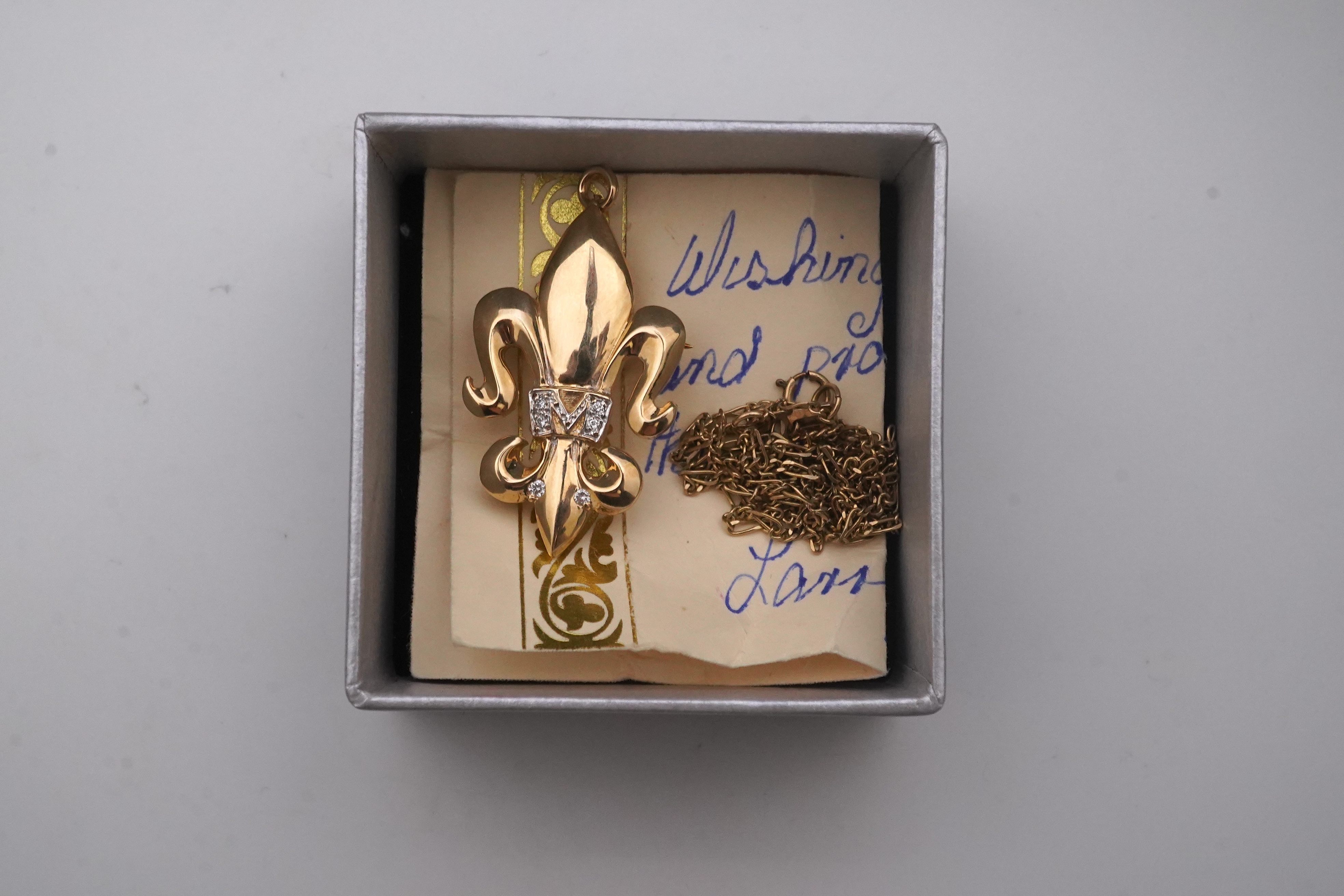 A gold and diamond pendant/brooch